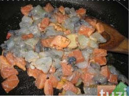 Steps for Making Salmon Baked Rice