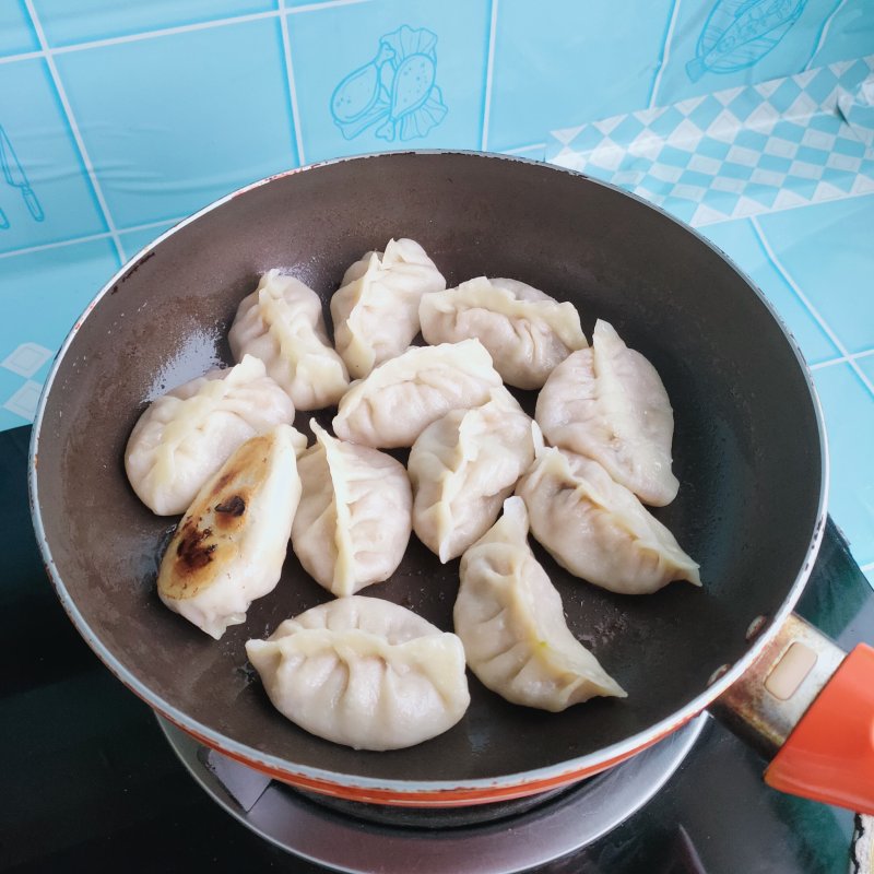 Steps for Making Pork and Zucchini Pan-Fried Dumplings