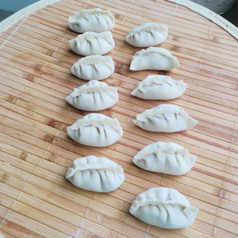 Steps for Making Pork and Zucchini Pan-Fried Dumplings