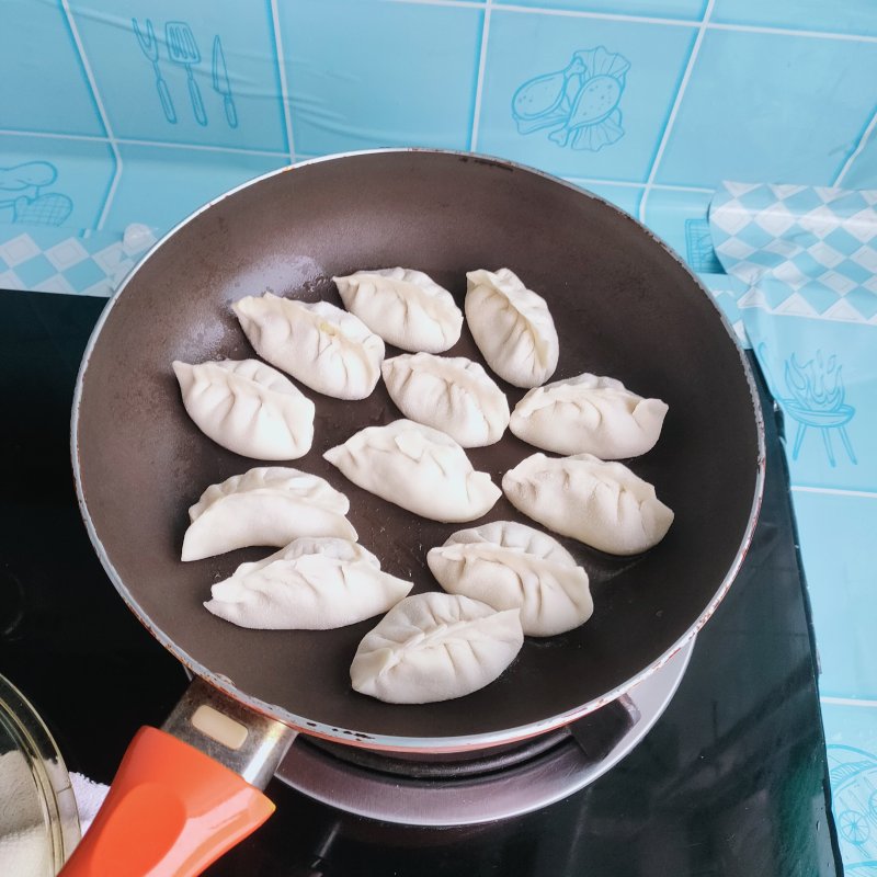 Steps for Making Pork and Zucchini Pan-Fried Dumplings