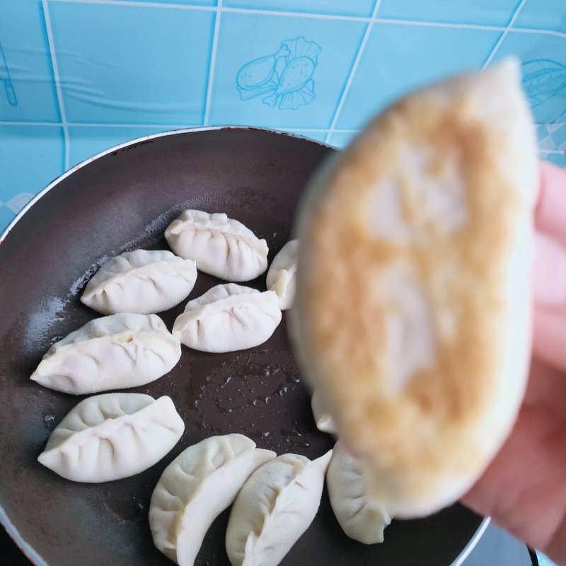 Steps for Making Pork and Zucchini Pan-Fried Dumplings