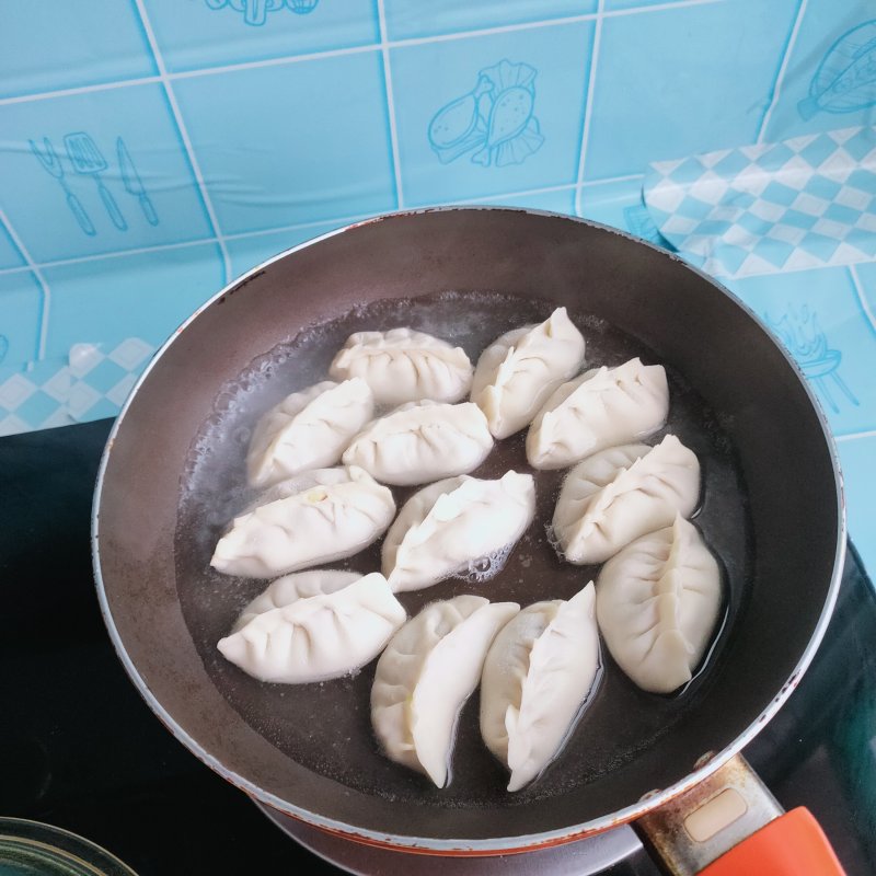 Steps for Making Pork and Zucchini Pan-Fried Dumplings