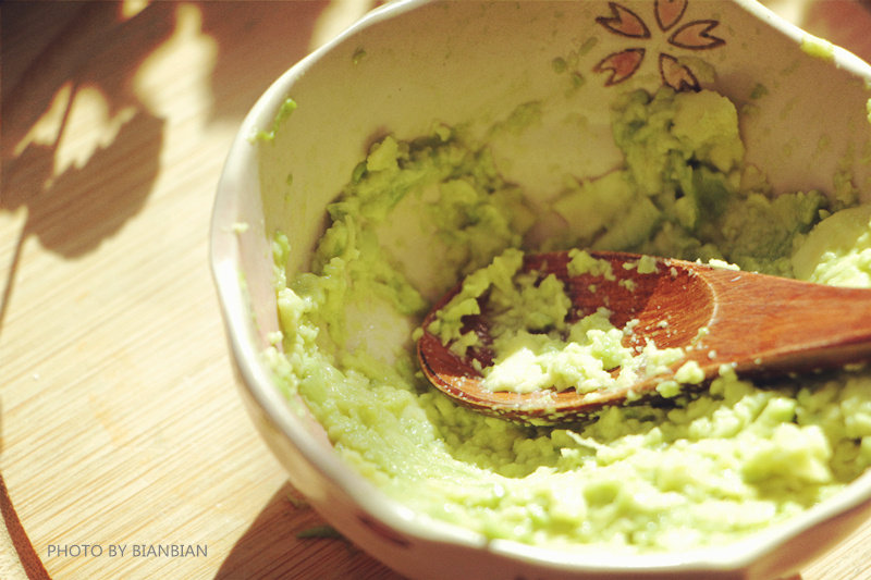 Steps for Making Avocado Rice Ball & Bell Pepper Egg Cup