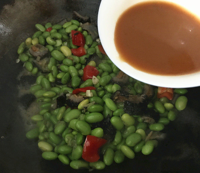 Steps for Making Red Ginseng Stir-Fried Edamame