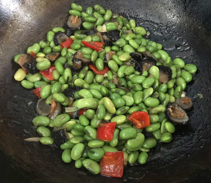 Steps for Making Red Ginseng Stir-Fried Edamame