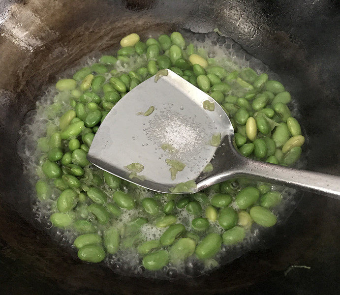 Steps for Making Red Ginseng Stir-Fried Edamame