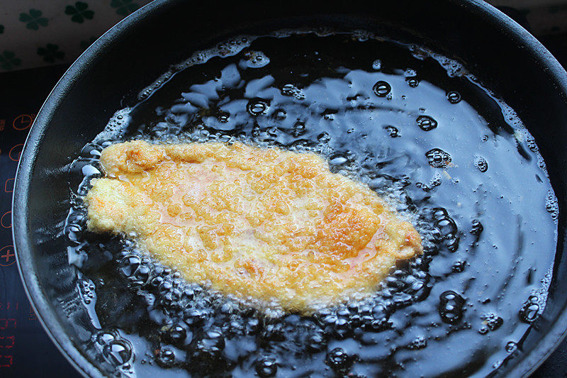 Steps for Making Golden Chicken Cutlet