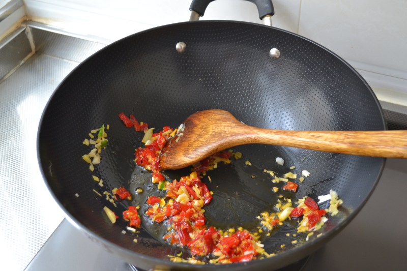 Steps for Cooking Spicy Shrimp with Vermicelli