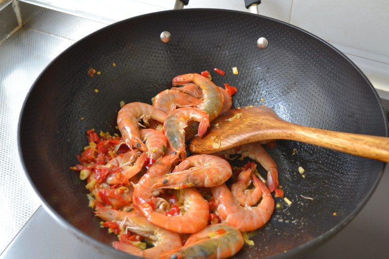 Steps for Cooking Spicy Shrimp with Vermicelli