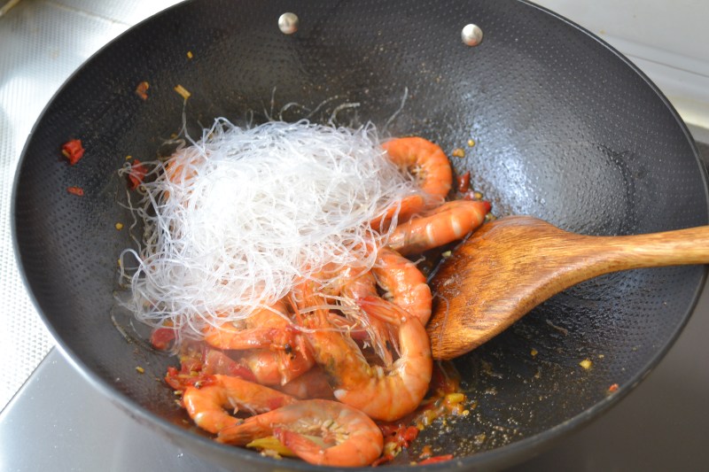 Steps for Cooking Spicy Shrimp with Vermicelli