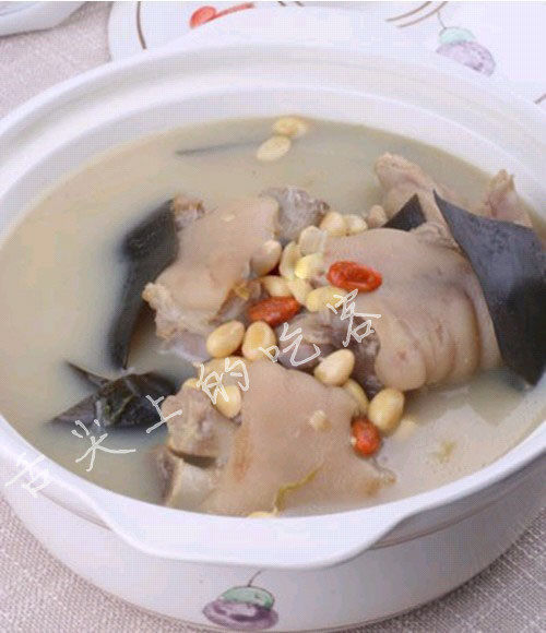 Postpartum Meal: Kombu, Soybean, and Pig Trotter Soup