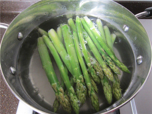 Steps for Cooking Hollandaise Sauce Asparagus