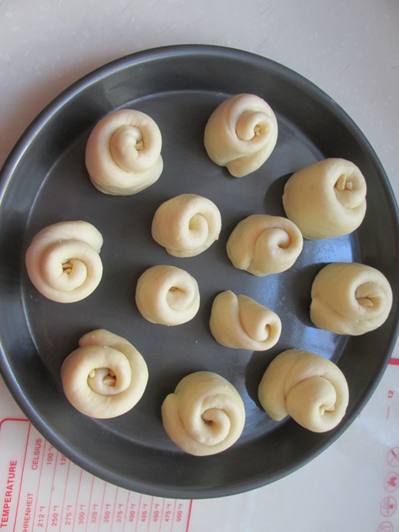 Step-by-Step Instructions for Making Peanut Rose Bread