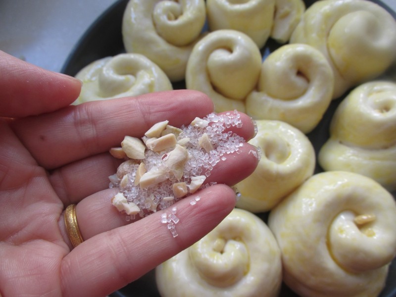 Step-by-Step Instructions for Making Peanut Rose Bread