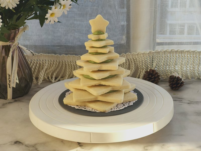 Steps for Making Matcha Cream-filled Christmas Tree Cookies