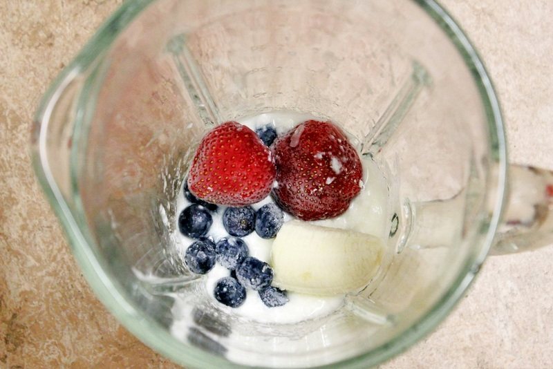 Summer Berry Yogurt Smoothie Preparation Steps