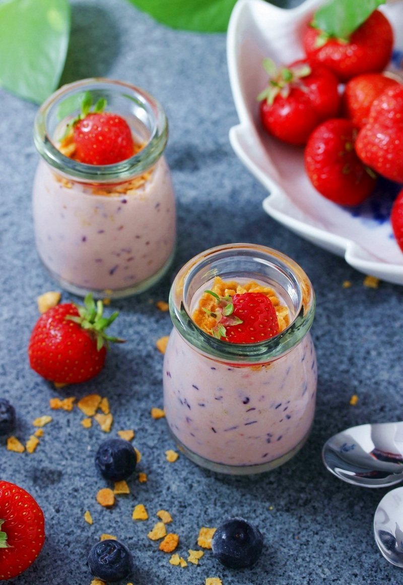Summer Berry Yogurt Smoothie Preparation Steps