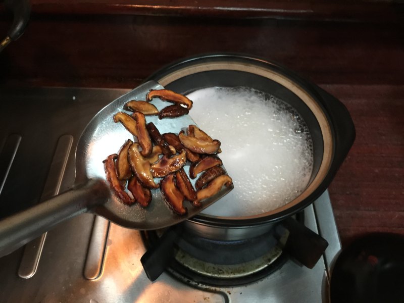 Steps for Cooking Chicken and Mushroom Congee