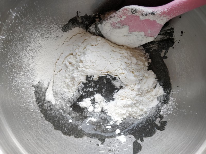 Steps to make Honeycomb Black Sesame Steamed Cake