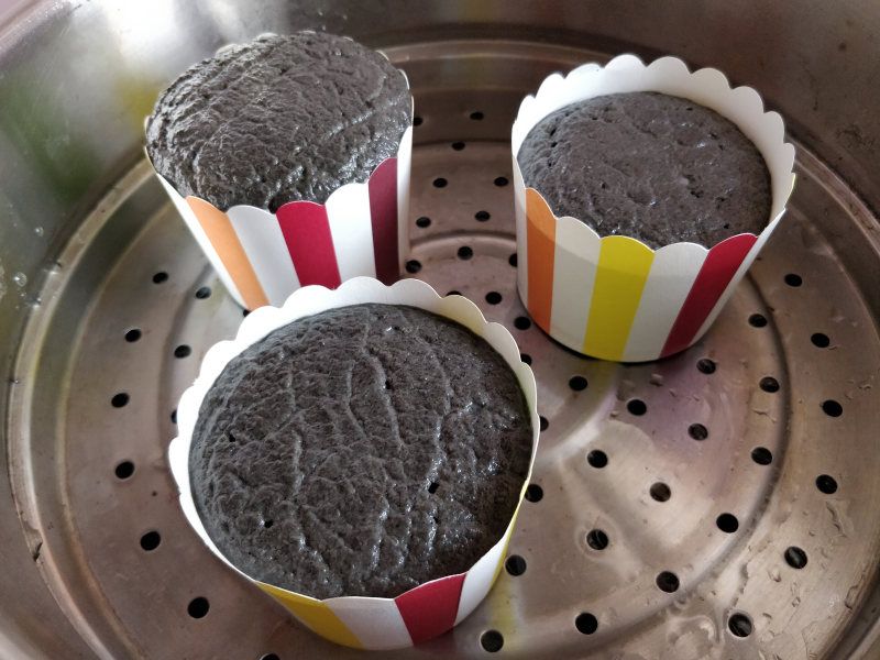 Steps to make Honeycomb Black Sesame Steamed Cake