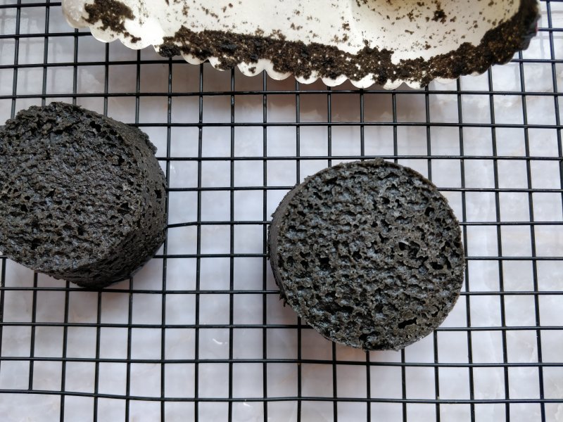 Steps to make Honeycomb Black Sesame Steamed Cake