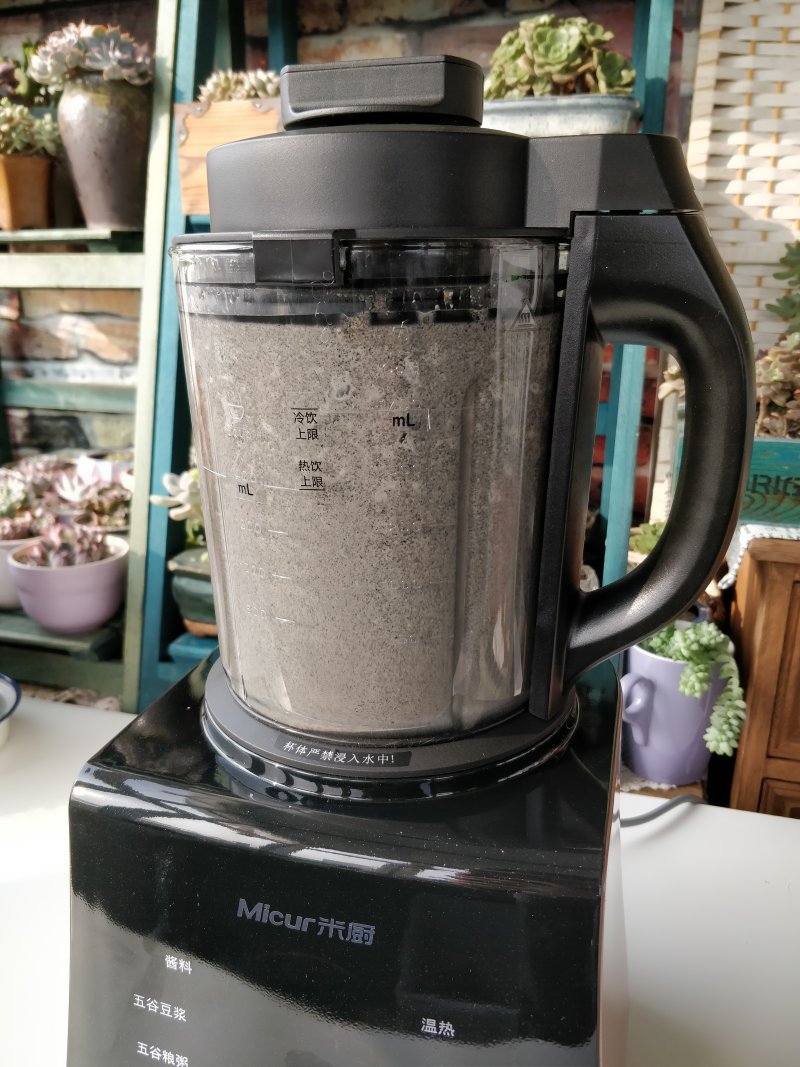 Steps to make Honeycomb Black Sesame Steamed Cake