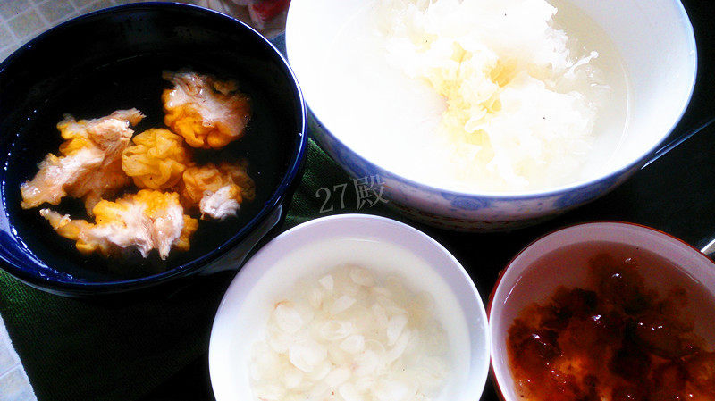 27's Chinese Dessert - Tremella, Peach Gum, and Osmanthus Soup with Coix Seed Cooking Steps