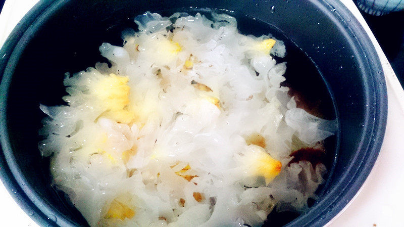 27's Chinese Dessert - Tremella, Peach Gum, and Osmanthus Soup with Coix Seed Cooking Steps