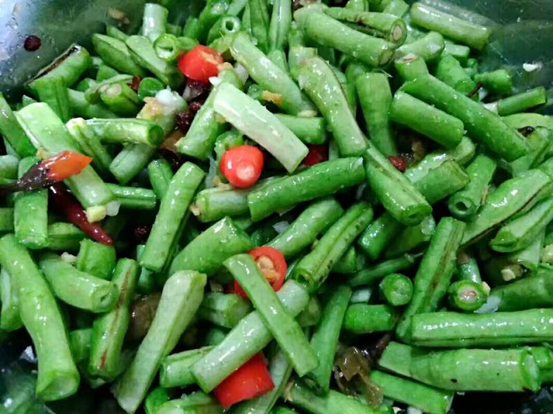 Steps for Cooking Spicy Pickled Long Beans