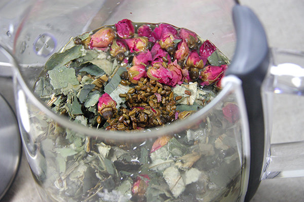 Step-by-Step Guide to Making Mung Bean, Lotus Leaf, and Rose Tea - Perfect for Oil Control in Summer