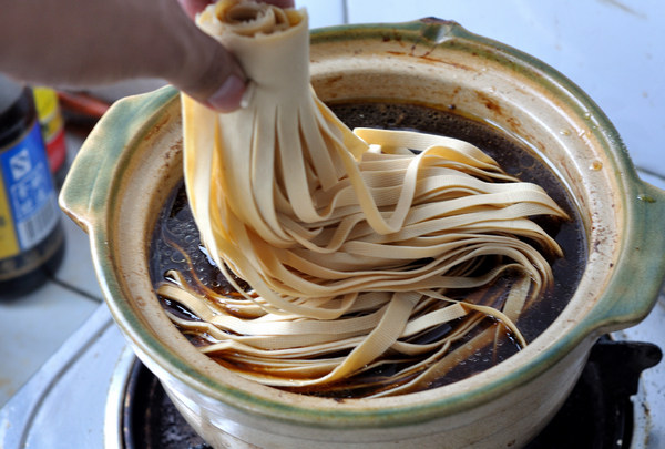 Steps for Making Fragrant Braised Tofu Strips