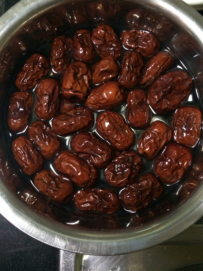 Steps for Cooking Rose and Red Date Paste for Beauty