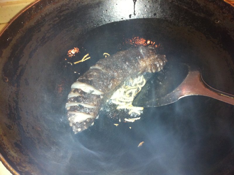 Steps for Making Scallion Braised Sea Cucumber