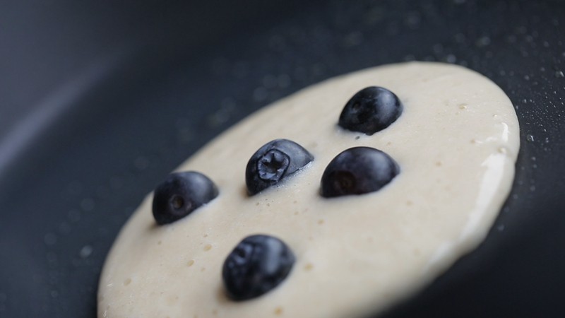 Steps for Making American Blueberry Pancakes