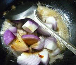 Steps for Making Onion Stir-Fried Bullfrog