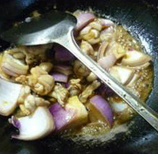 Steps for Making Onion Stir-Fried Bullfrog