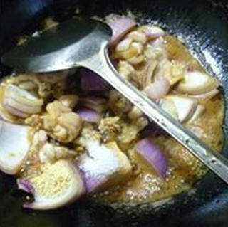 Steps for Making Onion Stir-Fried Bullfrog