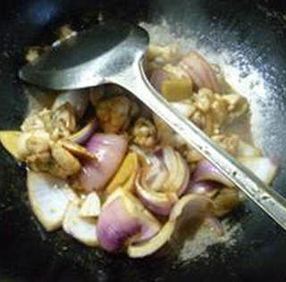 Steps for Making Onion Stir-Fried Bullfrog