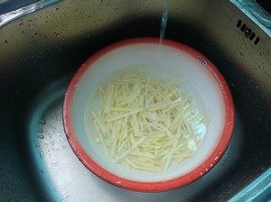 Detailed Steps for Sour Pickled Cabbage Fried Potatoes