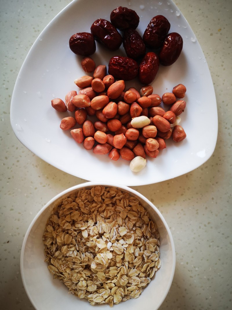 Steps for Making Red Date Peanut Oatmeal Porridge