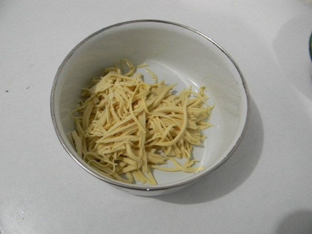 Steps for Making Bean Curd Skin and Enoki Mushroom Salad