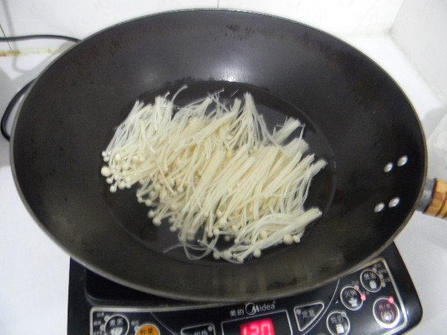 Steps for Making Bean Curd Skin and Enoki Mushroom Salad