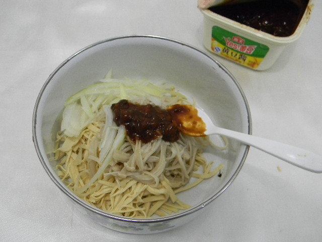 Steps for Making Bean Curd Skin and Enoki Mushroom Salad