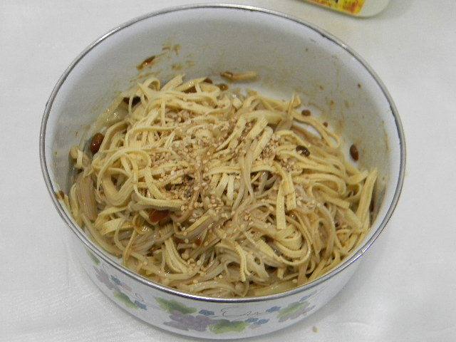 Steps for Making Bean Curd Skin and Enoki Mushroom Salad