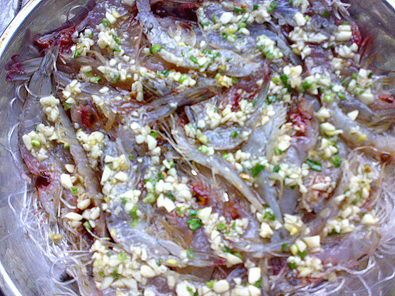 Steps for Making Garlic Vermicelli Steamed Shrimp from Two Flavors of Shrimp