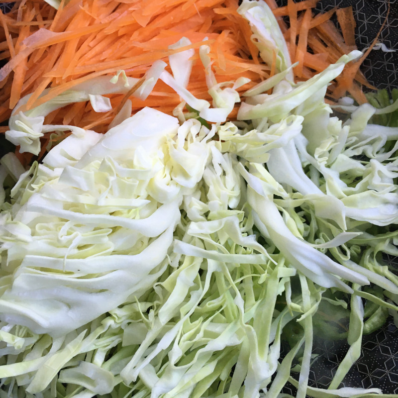 Steps for Cooking Fried Egg Noodles with Cabbage