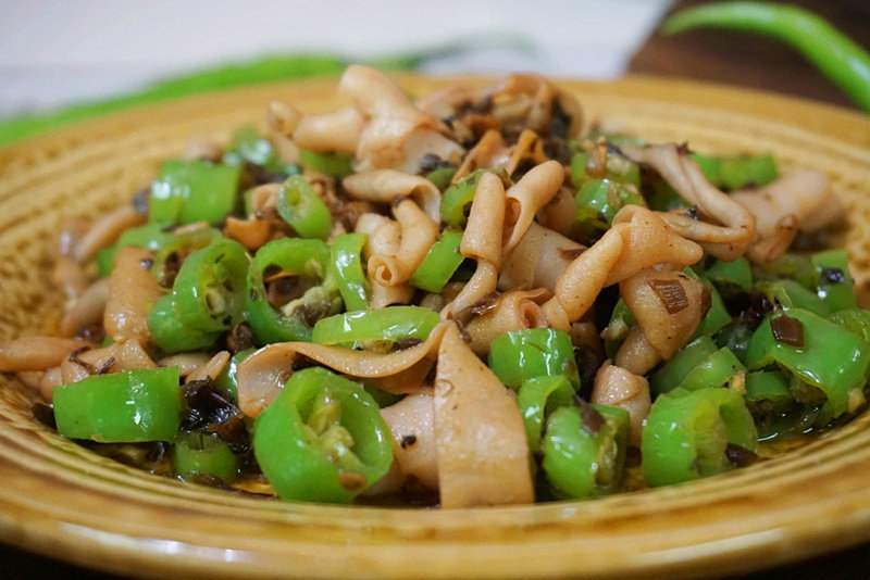 Stir-Fried Duck Intestines with Minced Sprouts