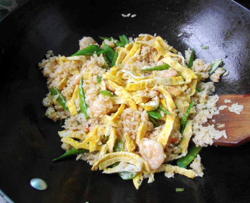 Steps for cooking Thai-style Shrimp and Egg Fried Rice