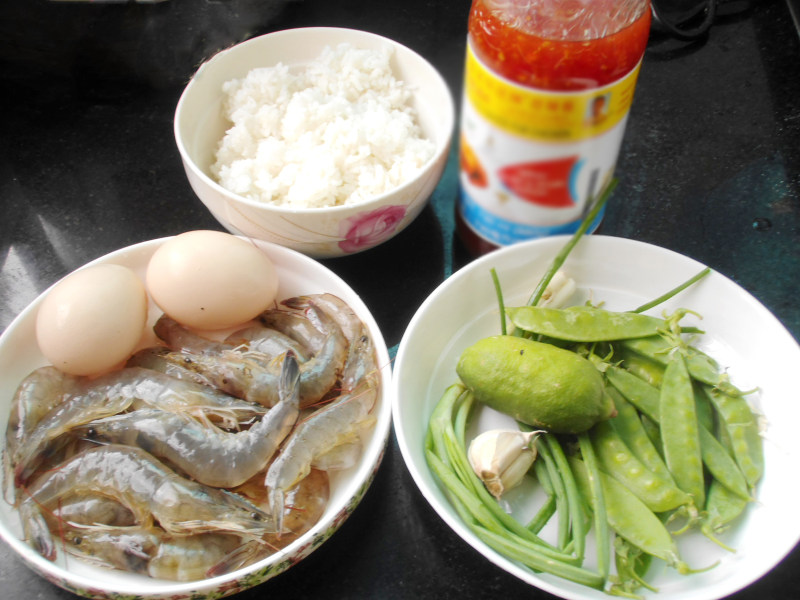 Steps for cooking Thai-style Shrimp and Egg Fried Rice