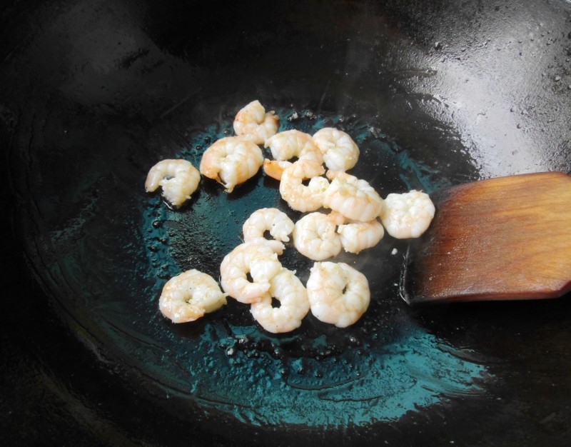 Steps for cooking Thai-style Shrimp and Egg Fried Rice